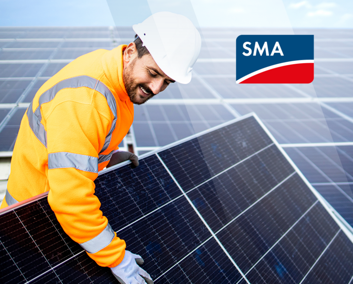 Ein Techniker installiert Solar-Panele auf einem Dach